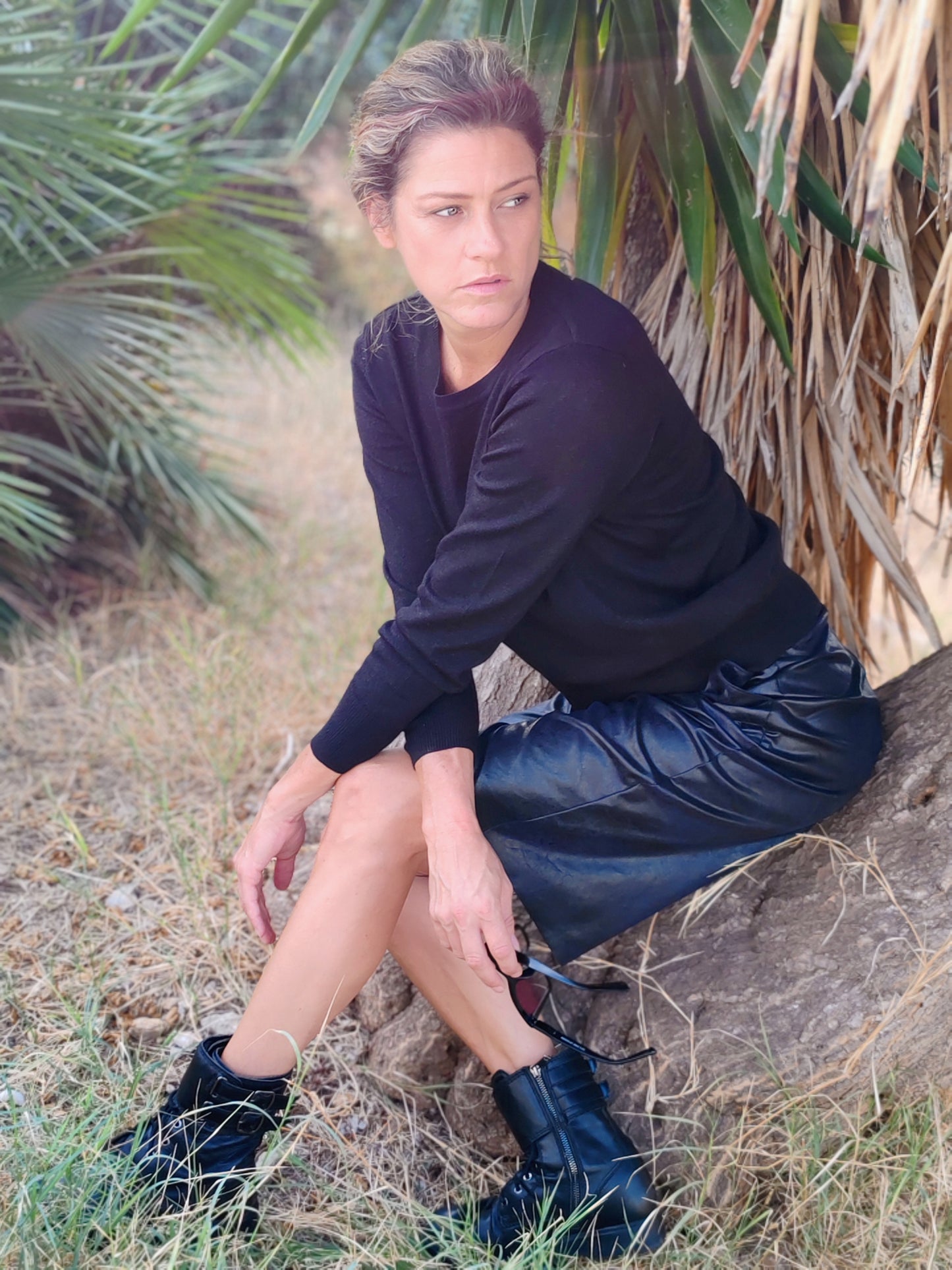 BERMUDAS PIEL VEGANA AZUL METALIZADO