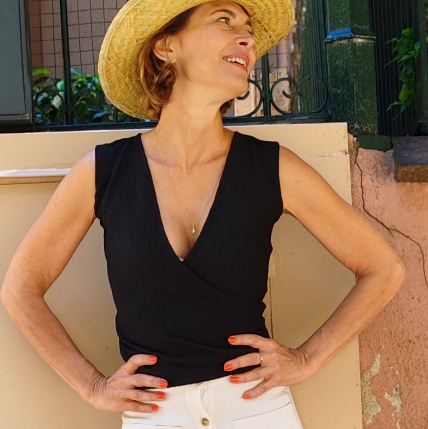 Top cruzado de crochet negro