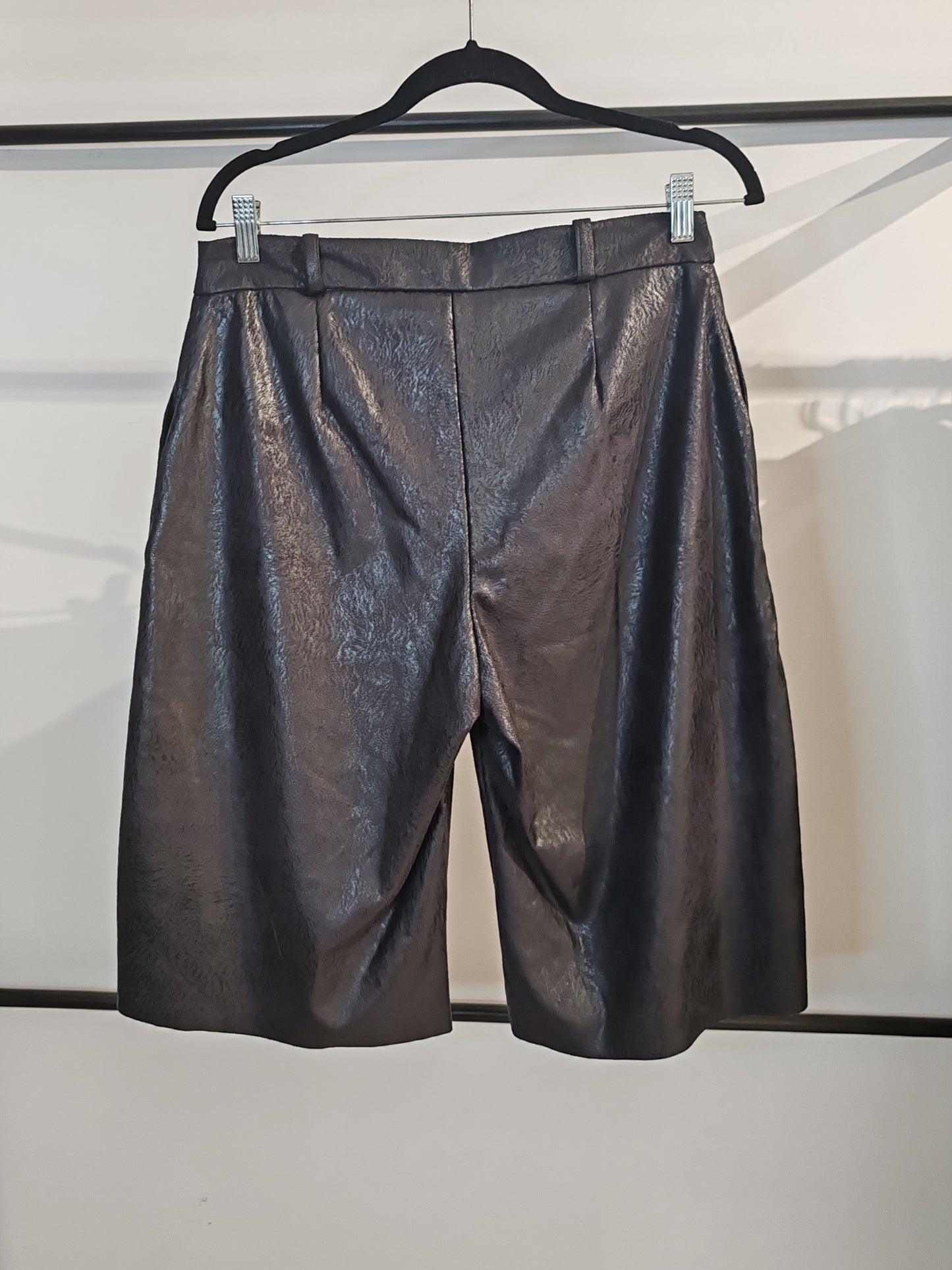 BERMUDAS PIEL VEGANA PRINT