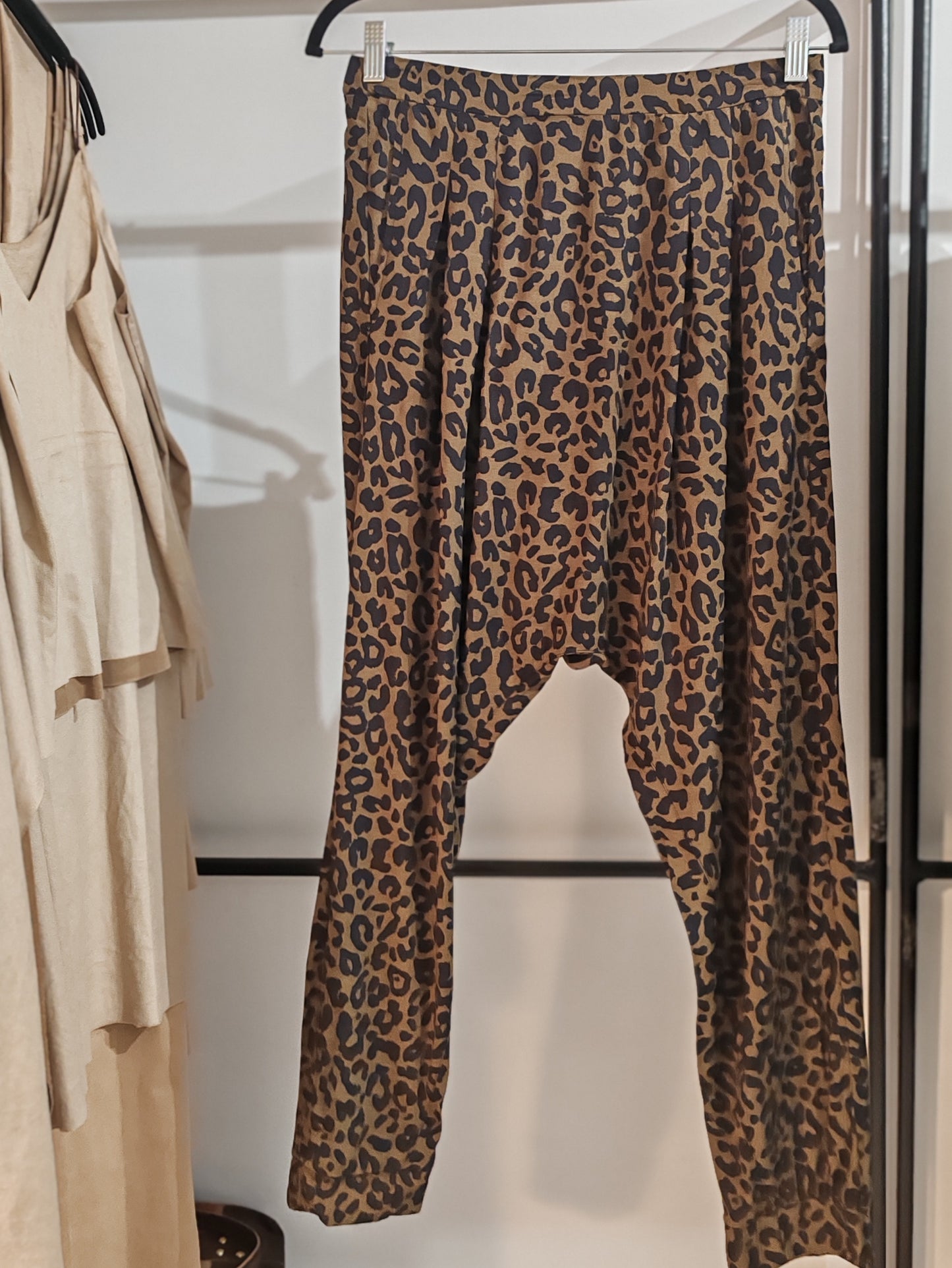 PANTALÓN SAGGY animal print caqui