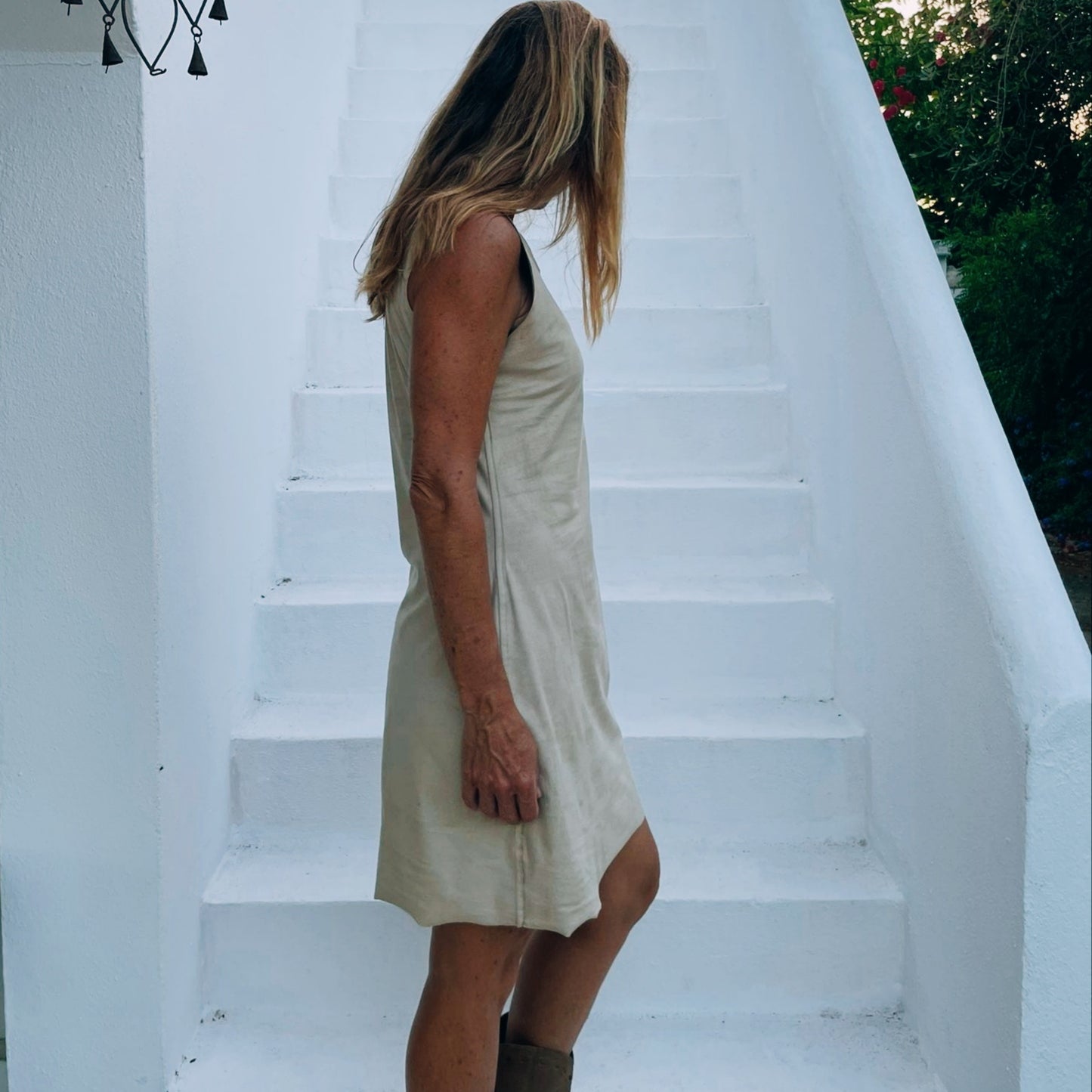 VESTIDO CORTO DE ANTE VEGANO BEIGE