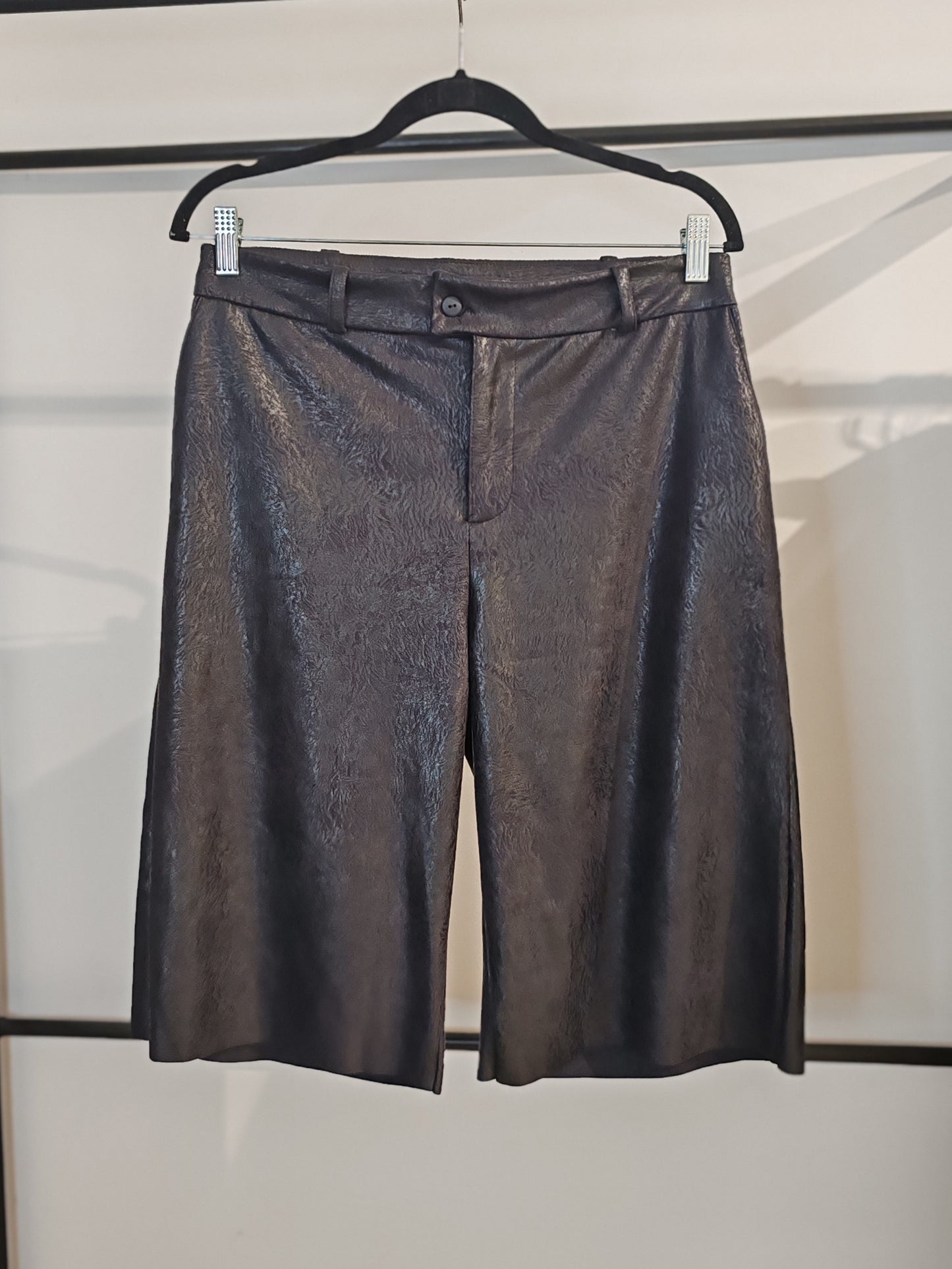 BERMUDAS PIEL VEGANA print reptil marrón. Edición limitada