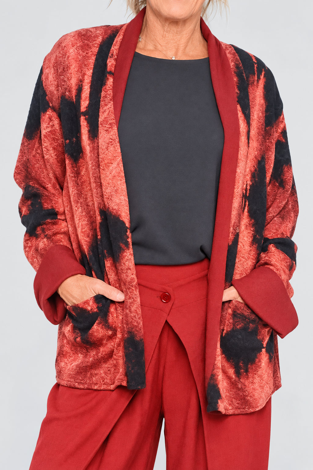 CHAQUETA ABIERTA TIE-DYE en tonos teja y negro