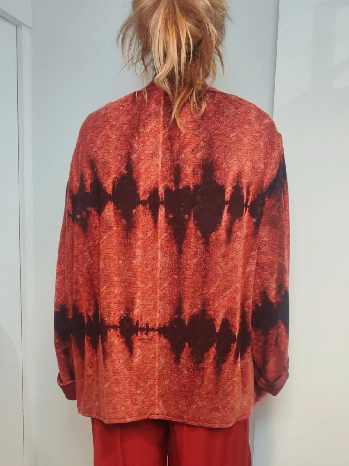 CHAQUETA ABIERTA TIE-DYE en tonos teja y negro