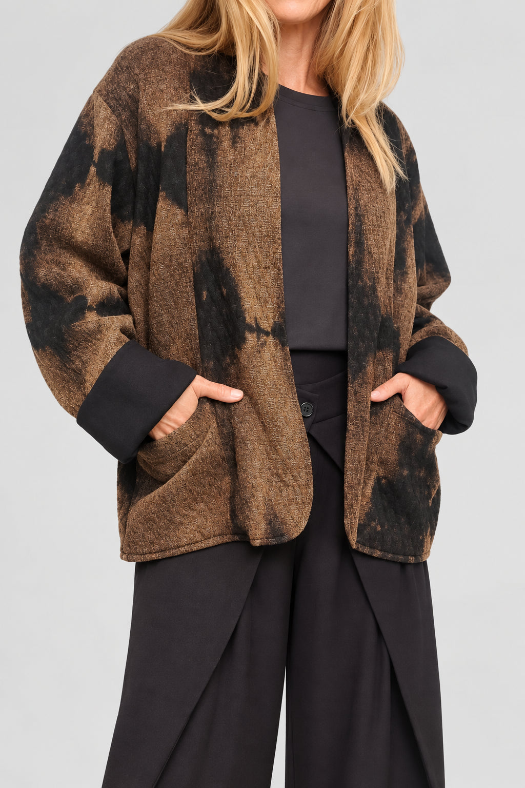 CHAQUETA ABIERTA TIE-DYE en tonos marrones y negro