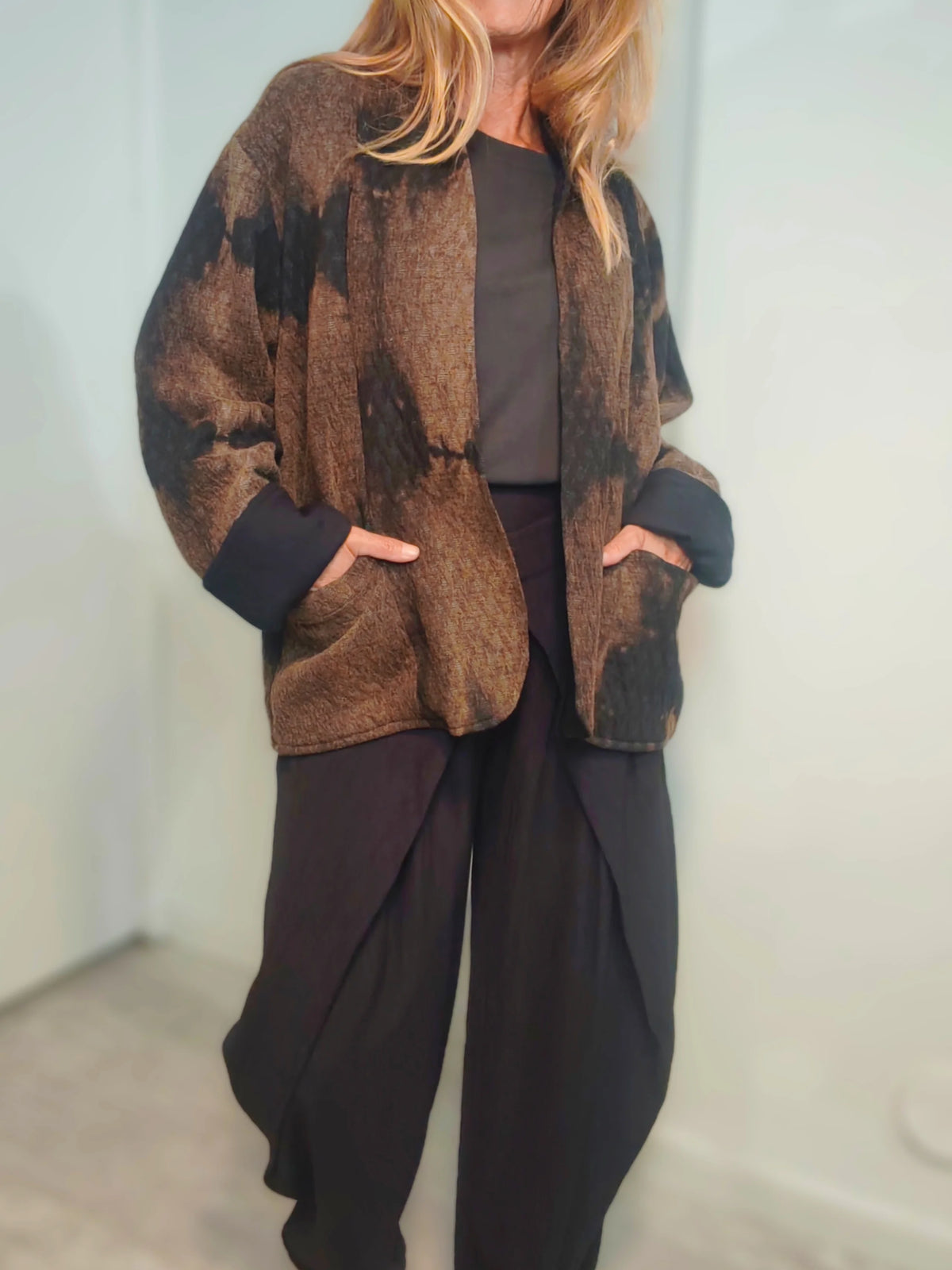 CHAQUETA ABIERTA TIE-DYE en tonos marrones y negro